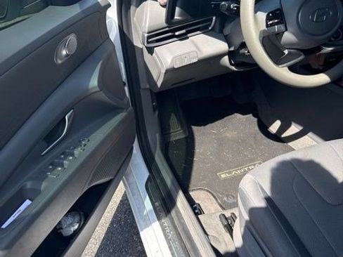Used 2024 Hyundai Elantra SE FWD image 6