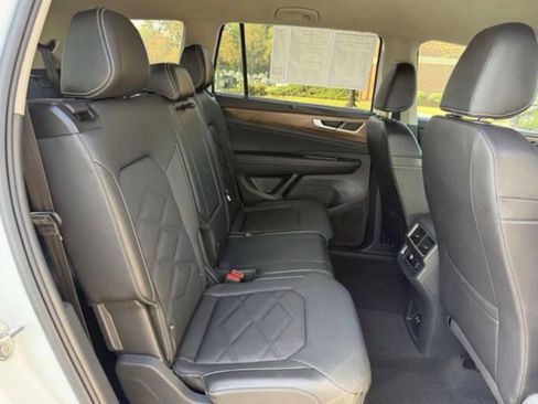 Used 2025 Volkswagen Atlas SE FWD image 13