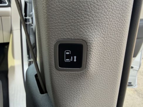 Used 2024 Chrysler Pacifica Touring-L image 33