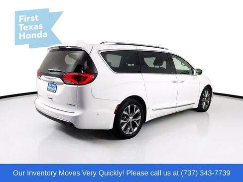 Used 2019 Chrysler Pacifica Limited w/ Tire & Wheel Group image 9