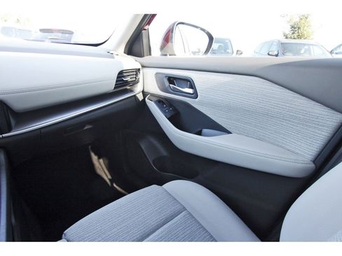 Used 2021 Nissan Rogue SV image 13