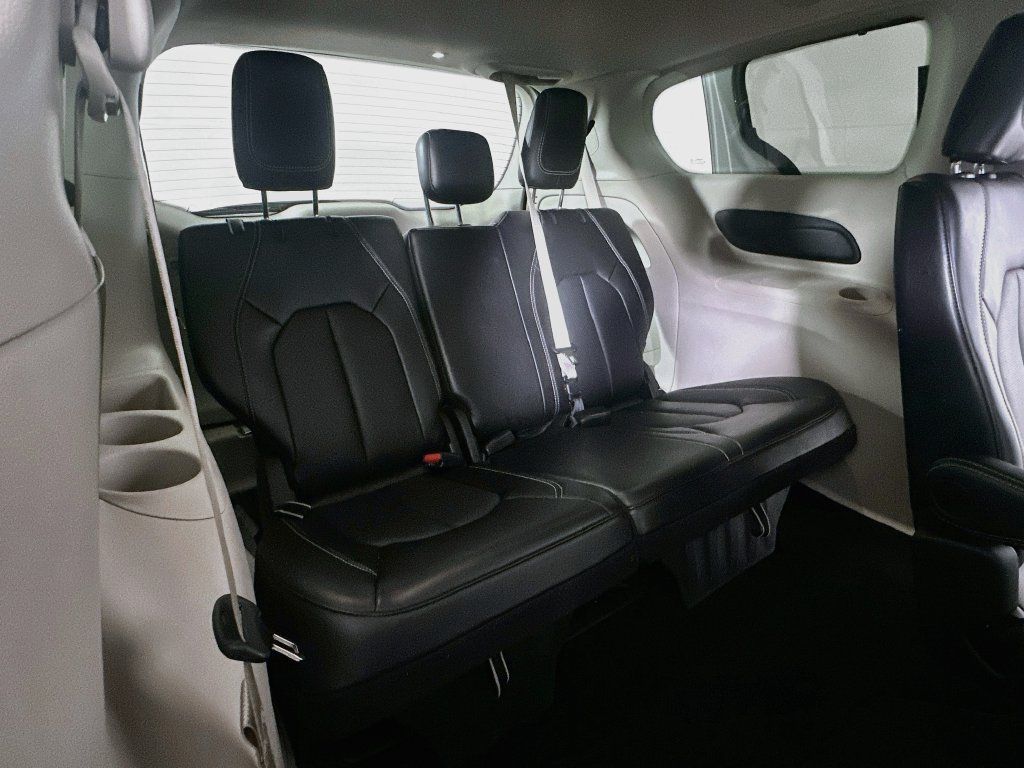 Used 2024 Chrysler Pacifica Touring-L FWD image 16