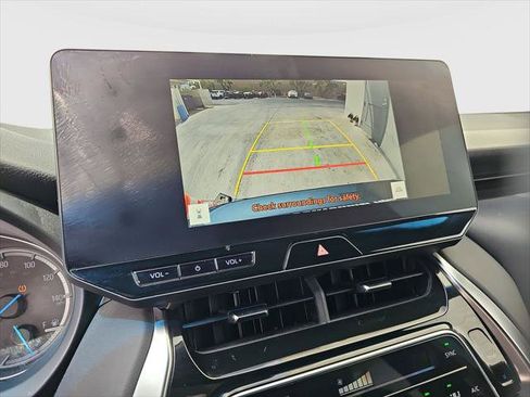 Certified 2024 Toyota Venza XLE AWD/4WD image 13