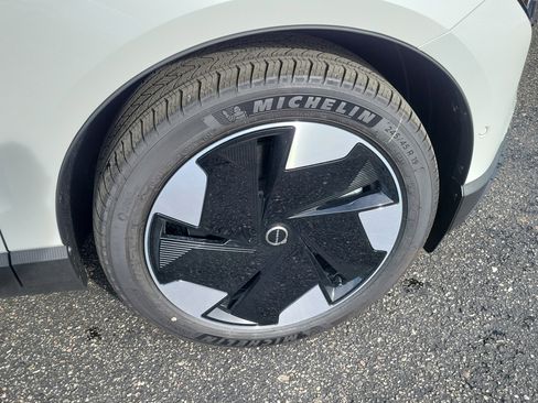 New 2025 Volvo EX30 Ultra w/ Climate Package image 7