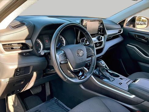 Used 2021 Toyota Highlander LE AWD/4WD image 17