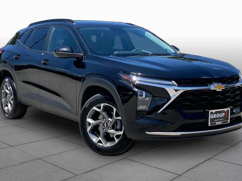 Used 2025 Chevrolet Trax LT FWD image 3