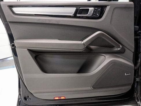 Used 2023 Porsche Cayenne Platinum Edition image 38