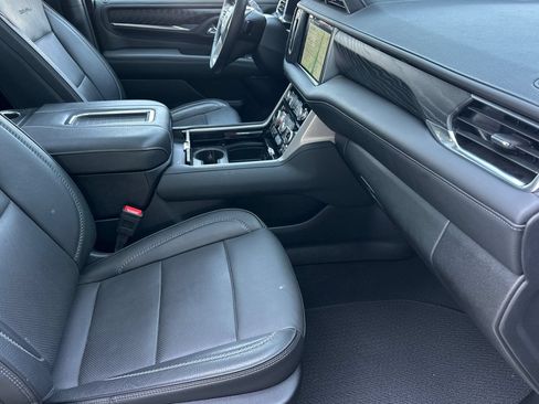 Used 2024 GMC Yukon XL Denali AWD/4WD image 16
