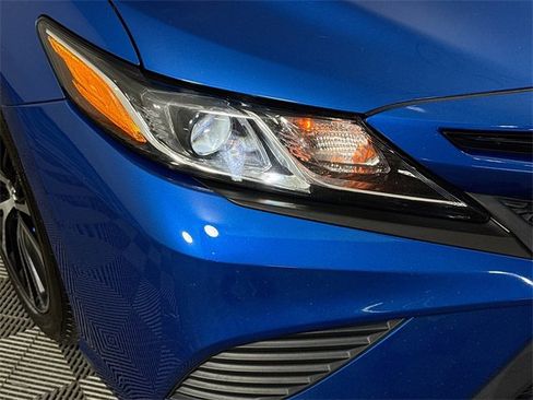 Used 2018 Toyota Camry SE image 3
