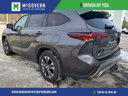 Used 2024 Toyota Highlander XLE image 3