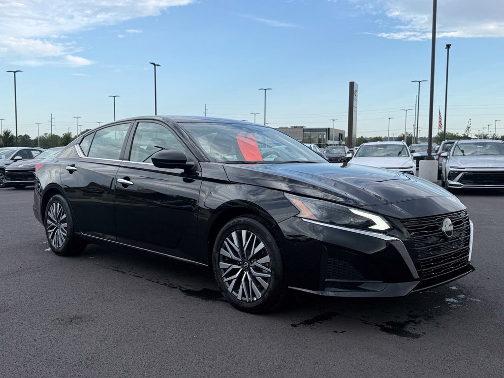 Used 2025 Nissan Altima 2.5 SV FWD image 3