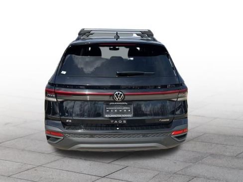 Used 2025 Volkswagen Taos SE image 5