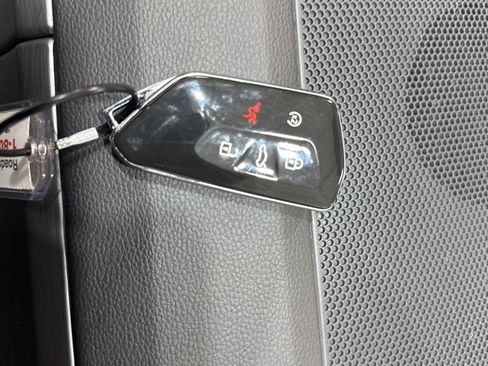 Used 2025 Volkswagen Atlas Cross Sport SE image 32