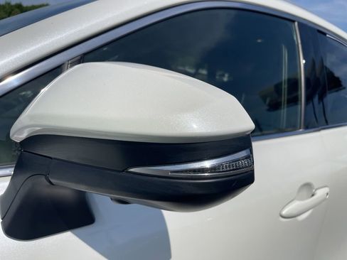 Used 2022 Toyota Venza Limited AWD/4WD image 5