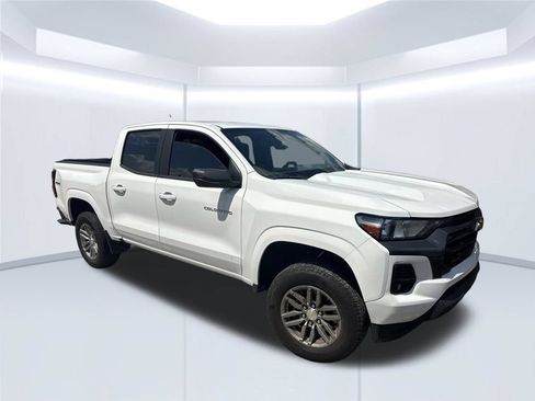 Used 2023 Chevrolet Colorado LT w/ LT Convenience Package II AWD/4WD image 2