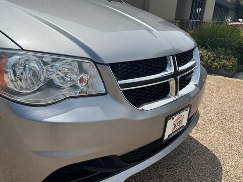 Used 2019 Dodge Grand Caravan SE w/ UConnect Hands-Free Group FWD image 2