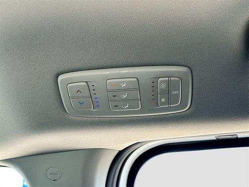 Used 2024 Kia Carnival LX image 24