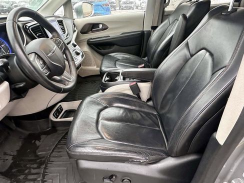 Used 2017 Chrysler Pacifica Touring-L image 14