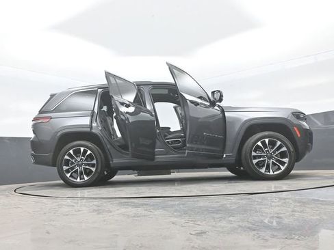Used 2022 Jeep Grand Cherokee Overland w/ Advanced Protech Group III AWD/4WD image 32