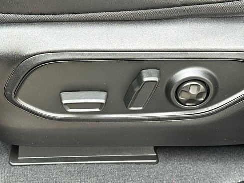 Used 2025 Jeep Grand Cherokee Limited image 38