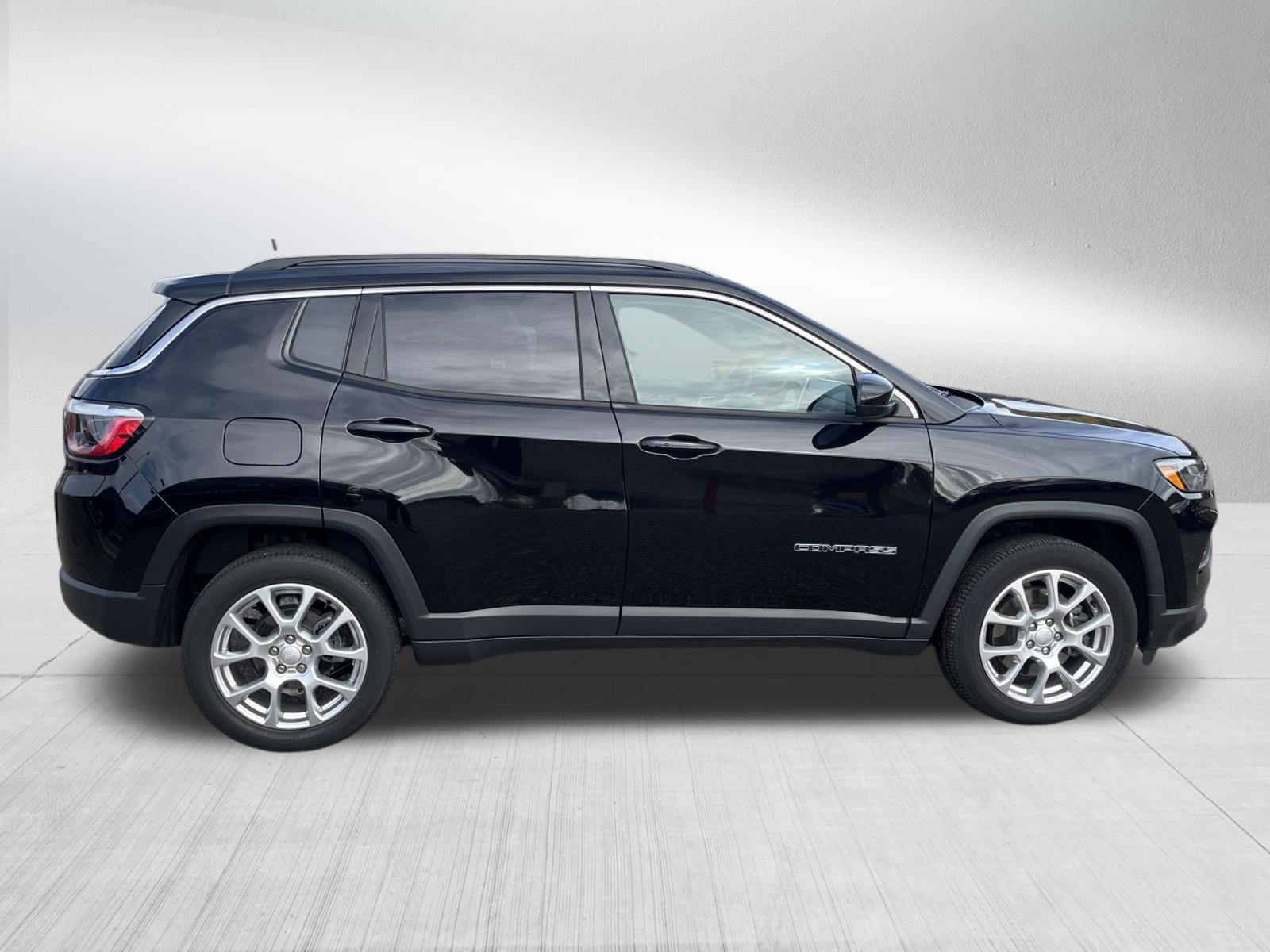 Used 2023 Jeep Compass Latitude AWD/4WD image 4