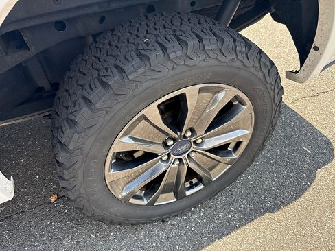 Used 2018 Ford F150 Lariat w/ Equipment Group 502A Luxury AWD/4WD image 9