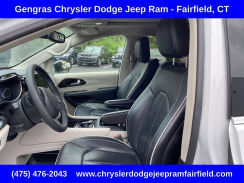 Certified 2024 Chrysler Pacifica Limited FWD image 9