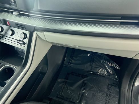 Used 2024 Kia Carnival LX FWD image 32