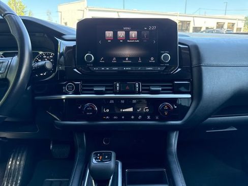 Used 2024 Nissan Pathfinder SV FWD image 23