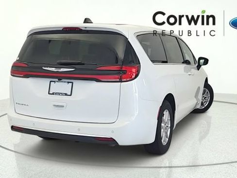 Used 2026 Chrysler Pacifica Select FWD image 5