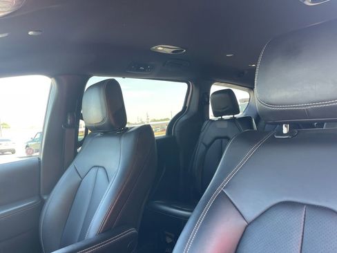 Used 2025 Chrysler Pacifica Select FWD image 9