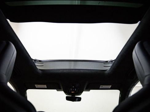 Certified 2025 Porsche Macan Turbo Electric image 31