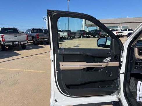 Used 2023 Ford Expedition Max Limited image 11