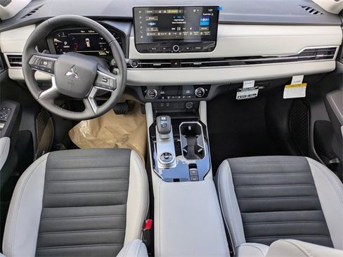 New 2025 Mitsubishi Outlander SE image 15