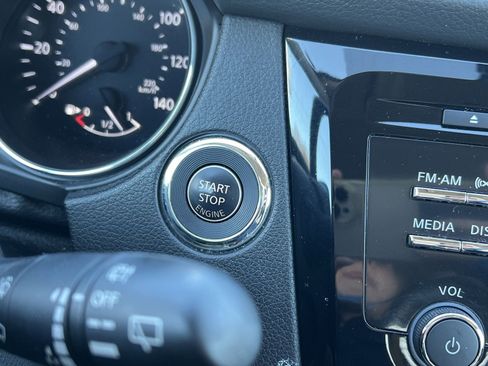 Used 2015 Nissan Rogue SV w/ SV Moonroof Package image 31