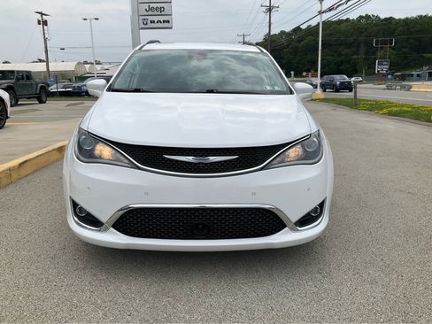 Used 2019 Chrysler Pacifica Touring Plus w/ Advanced Safetytec Group FWD image 2