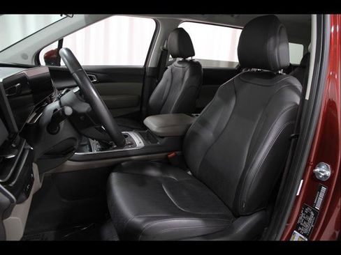 Used 2025 Kia Carnival FWD image 5