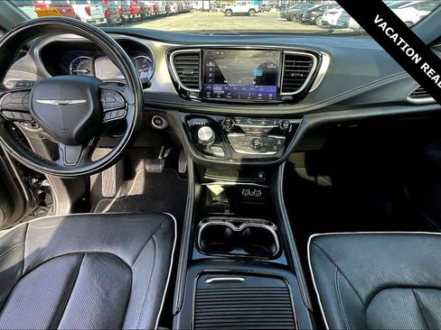 Used 2022 Chrysler Pacifica Limited w/ Uconnect Theater Family Group image 7