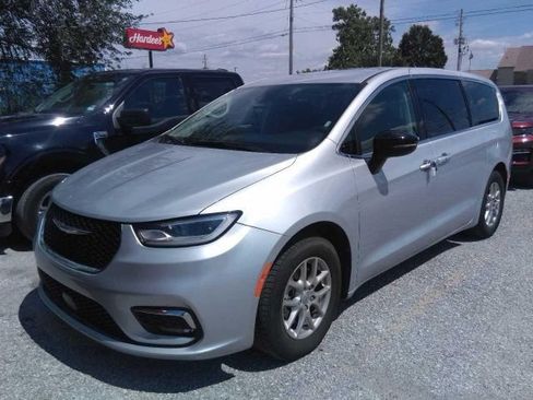 Used 2024 Chrysler Pacifica Touring-L FWD image 1