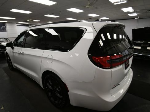 Used 2025 Chrysler Pacifica Limited FWD image 6