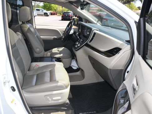 Used 2017 Toyota Sienna XLE w/ XLE Navigation Package FWD image 21