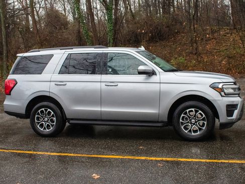 Used 2024 Ford Expedition XLT image 11