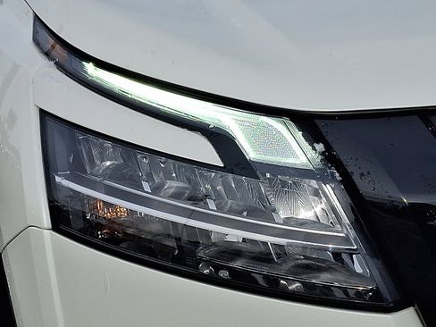 Used 2023 Nissan Pathfinder Platinum image 10