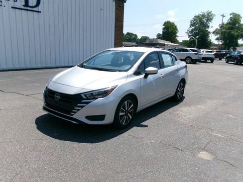 Used 2025 Nissan Versa SV FWD image 2