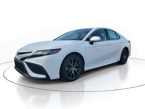 Used 2023 Toyota Camry SE image 3