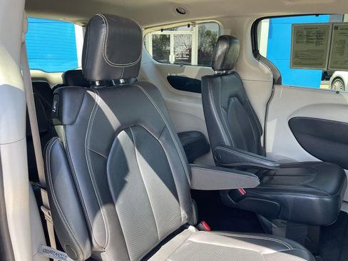 Used 2022 Chrysler Pacifica Touring-L FWD image 32