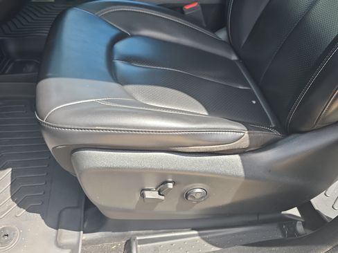 Used 2023 Chrysler Pacifica Touring-L w/ S Appearance Package FWD image 26