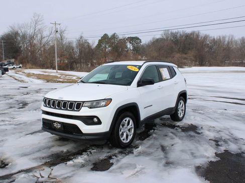 Used 2024 Jeep Compass Latitude AWD/4WD image 4