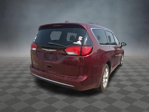 Used 2017 Chrysler Pacifica Touring-L w/ Tire & Wheel Group FWD image 2