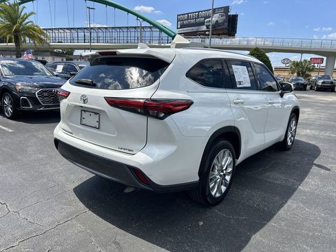 Used 2021 Toyota Highlander Limited FWD image 11